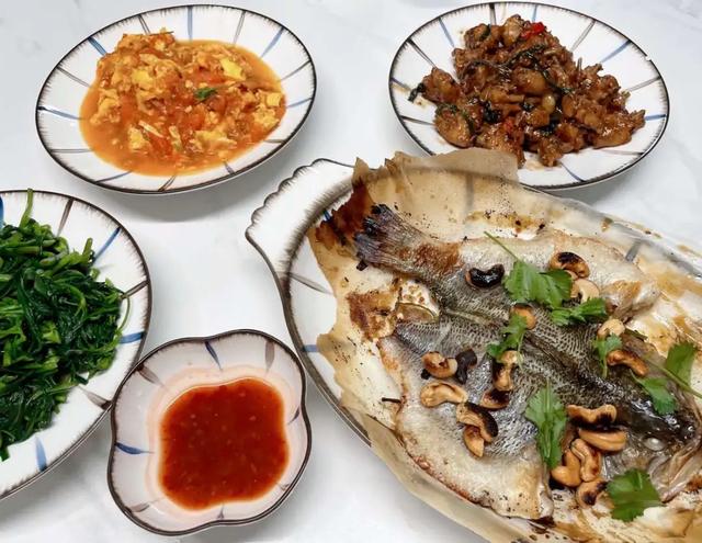 美食博主在家一天都在干啥？当然是做饭啦！分享两款超好吃的便当